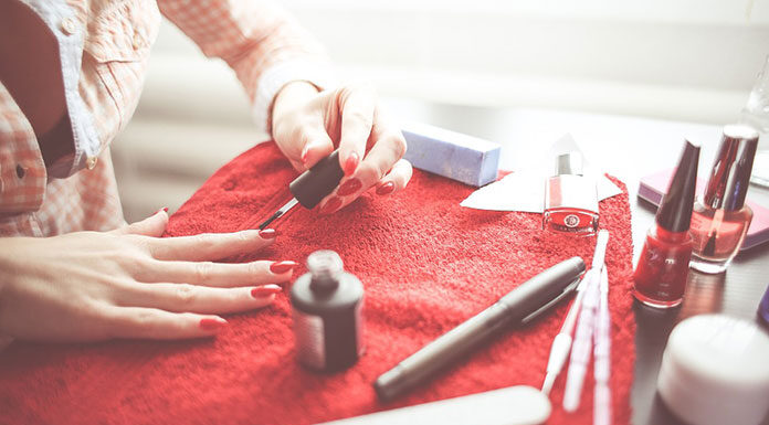 Jak wybrać najlepsze artykuły do manicure i pedicure