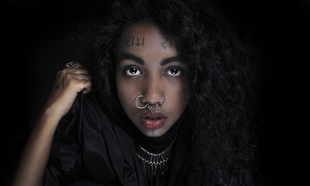 Dlaczego rzeczy z szafy śmierdzą?