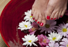 Zielona bakteria na paznokciu